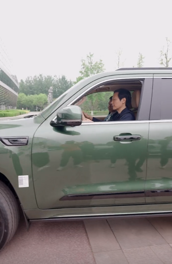 雷軍帶SU7車隊拜訪北汽集團：感謝對小米汽車巨大幫助
