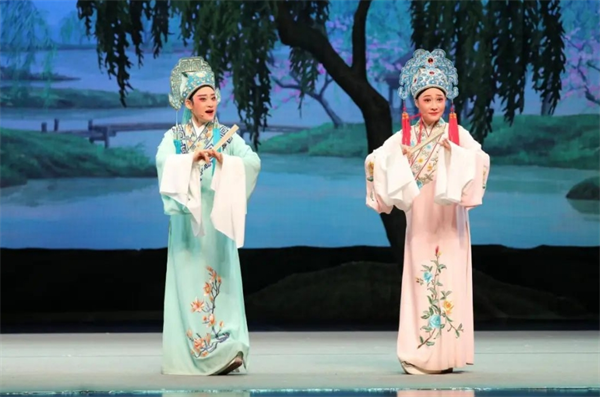 燕京新語丨北大學(xué)子集體“催更”的越劇來了，上越透露明年將把越劇文化周送進(jìn)校園