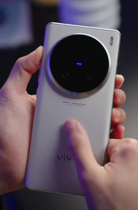 2億像素影像滅霸！vivo X100 Ultra真機(jī)上手：碩大環(huán)形相機(jī)