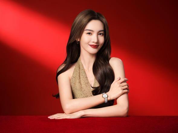 開闊內(nèi)芯 為真愛(ài)鎏“晶”Centrix晶萃系列開芯腕表浪漫上市