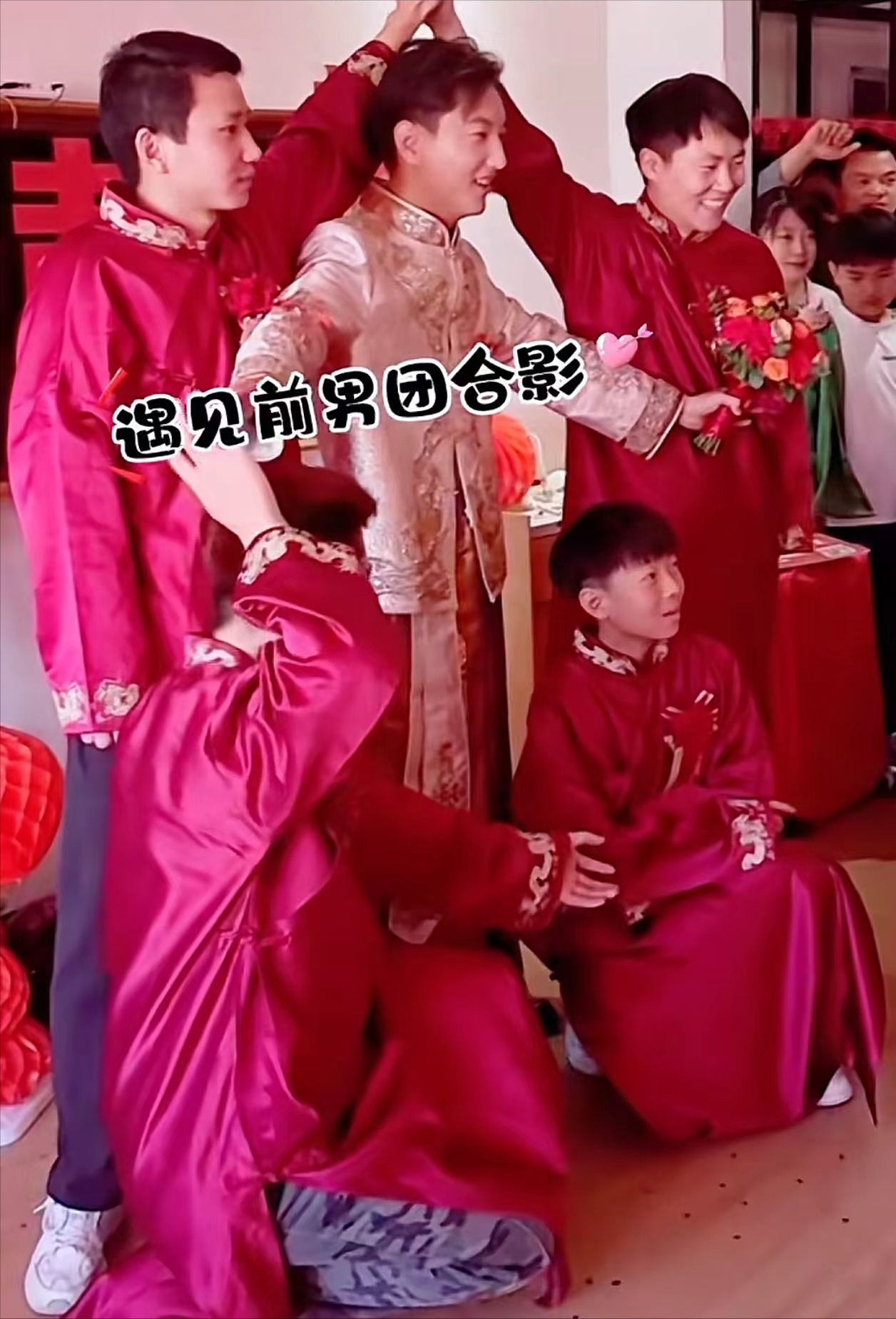 14歲男孩當伴郎遇班主任伴娘，瞬間設(shè)死全程不敢抬頭看 8