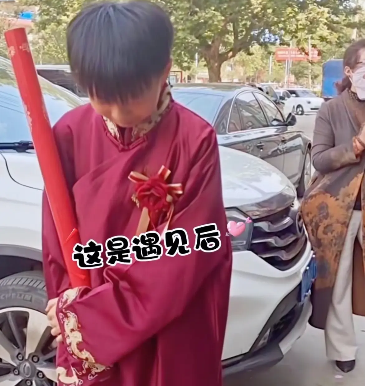 14歲男孩當伴郎遇班主任伴娘，瞬間設(shè)死全程不敢抬頭看 12