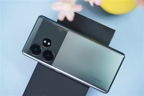 第三代驍龍8s僅2099元！真我GT Neo6蒼野駭客圖賞