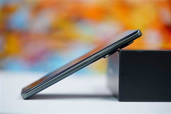 第三代驍龍8s僅2099元！真我GT Neo6蒼野駭客圖賞