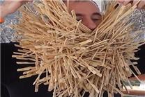 男子胡子插入600根燒烤簽子創(chuàng)吉尼斯世界紀錄 下巴變刺猬