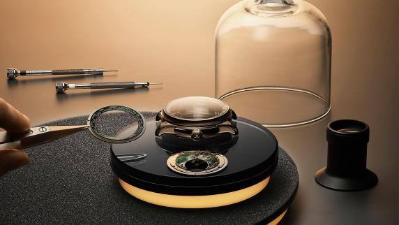 超卓傳統(tǒng)大師系列948型機(jī)芯世界時腕表煥新面世——綠色琺瑯表盤搭配玫瑰金表殼，搭載超卓復(fù)雜功能