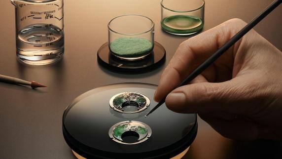 超卓傳統(tǒng)大師系列948型機(jī)芯世界時腕表煥新面世——綠色琺瑯表盤搭配玫瑰金表殼，搭載超卓復(fù)雜功能