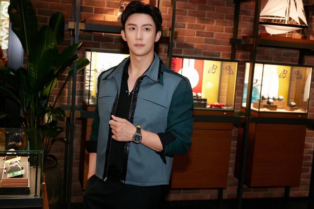 百年靈140年“海陸空”限時(shí)巡展登陸南京德基廣場