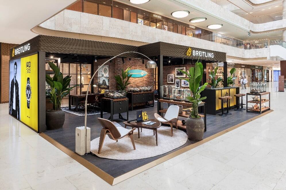 百年靈140年“海陸空”限時(shí)巡展登陸南京德基廣場