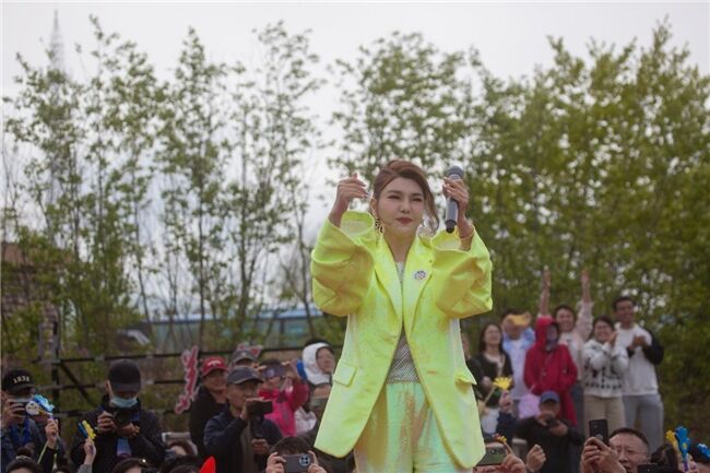 烏蘭圖雅隨中國(guó)文聯(lián)文藝志愿服務(wù)團(tuán)走進(jìn)吉林延邊東方第一村慰問(wèn)演出