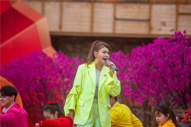 烏蘭圖雅隨中國(guó)文聯(lián)文藝志愿服務(wù)團(tuán)走進(jìn)吉林延邊東方第一村慰問(wèn)演出