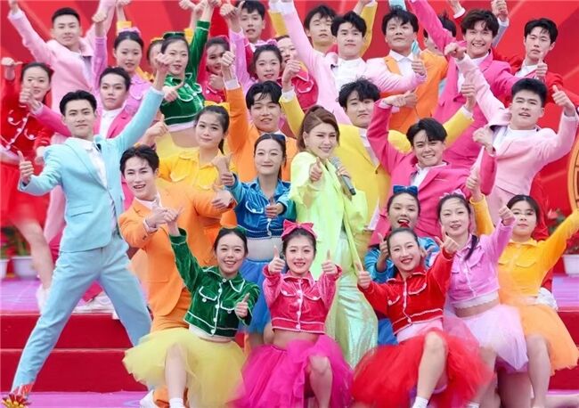 烏蘭圖雅隨中國(guó)文聯(lián)文藝志愿服務(wù)團(tuán)走進(jìn)吉林延邊東方第一村慰問(wèn)演出