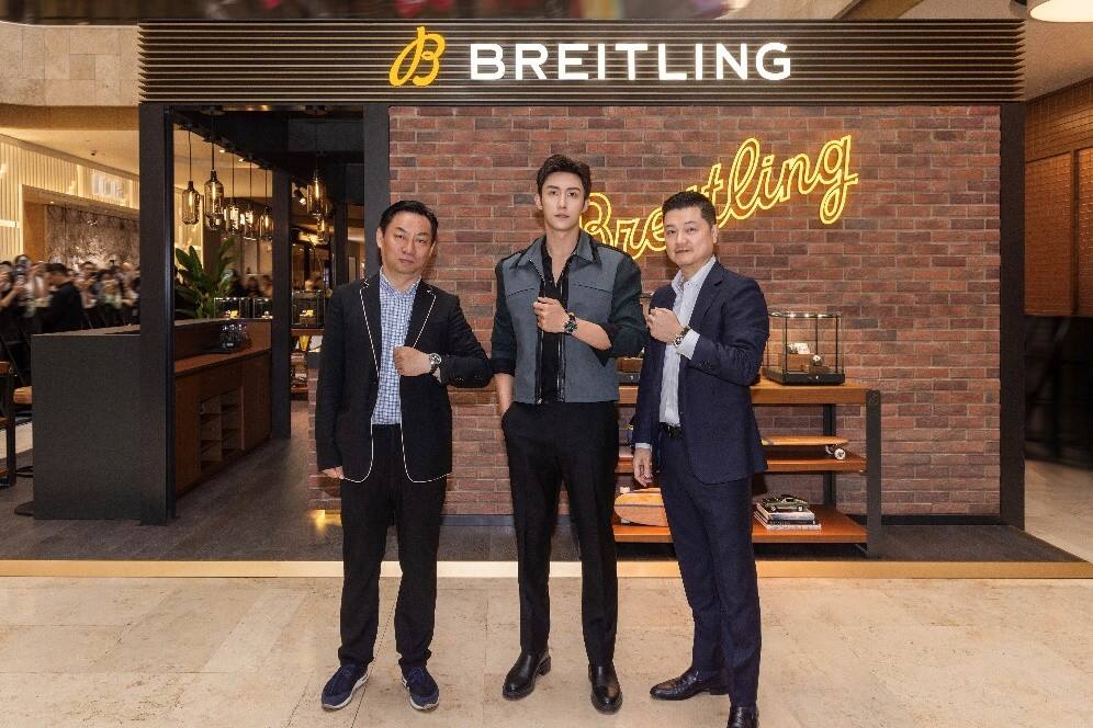 百年靈140年“海陸空”限時(shí)巡展登陸南京德基廣場