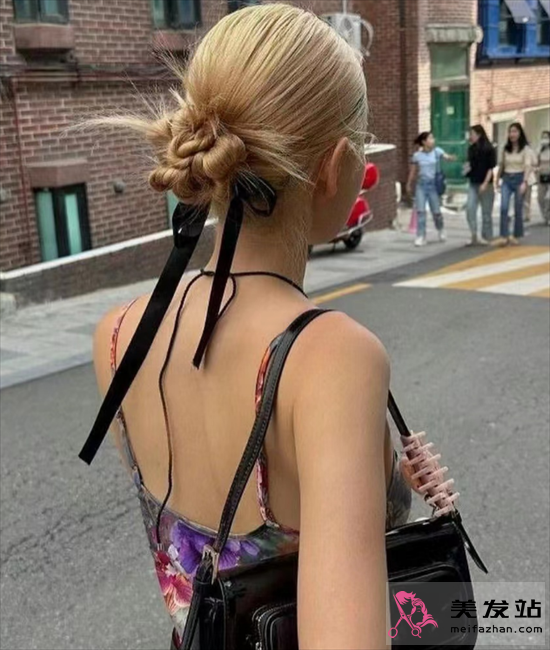 芭蕾風(fēng)絲帶發(fā)型 甜酷減齡不失個性