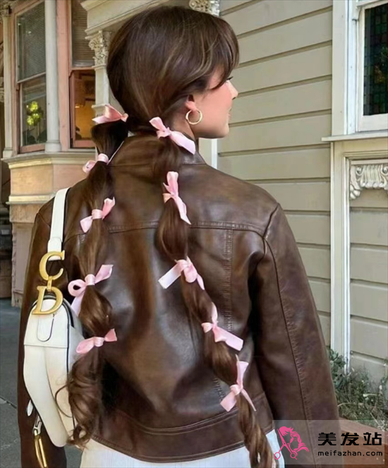 芭蕾風(fēng)絲帶發(fā)型 甜酷減齡不失個(gè)性