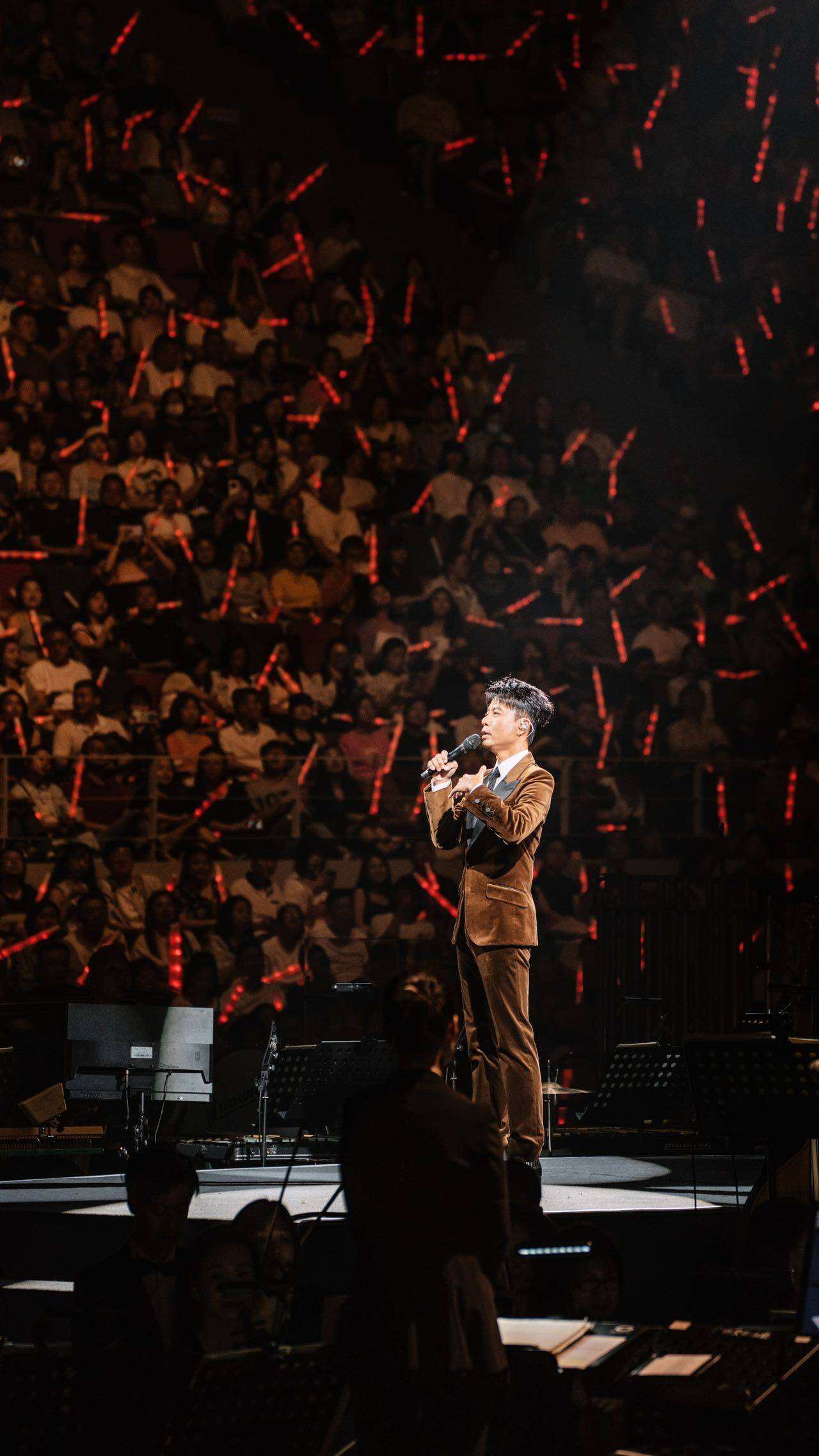 李克勤弦續(xù)巡演唱響成都 璀璨燈海再度重逢