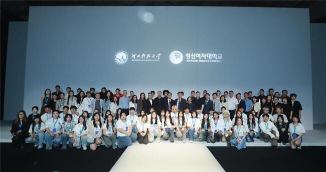 河北科技大學(xué)&韓國誠信女子大學(xué) 服裝與服飾設(shè)計(jì)專業(yè) 畢業(yè)作品亮相2024中國國際大學(xué)生時(shí)裝周