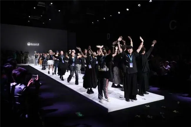 “啟”東北電力大學(xué)服裝與服飾設(shè)計專業(yè)畢業(yè)生作品在京發(fā)布