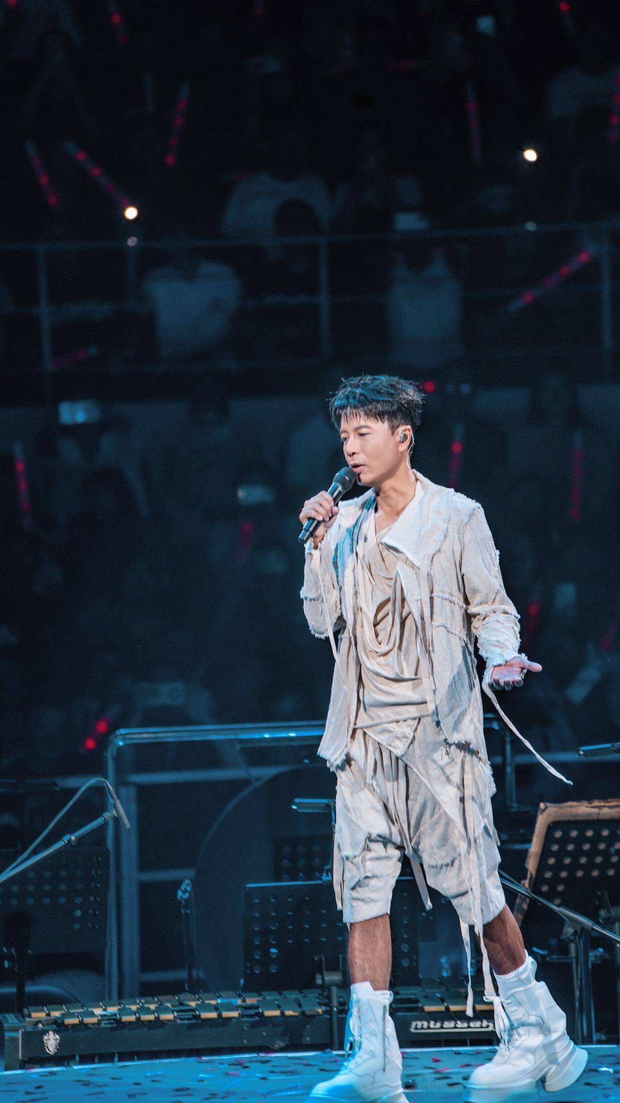 李克勤弦續(xù)巡演唱響成都 璀璨燈海再度重逢