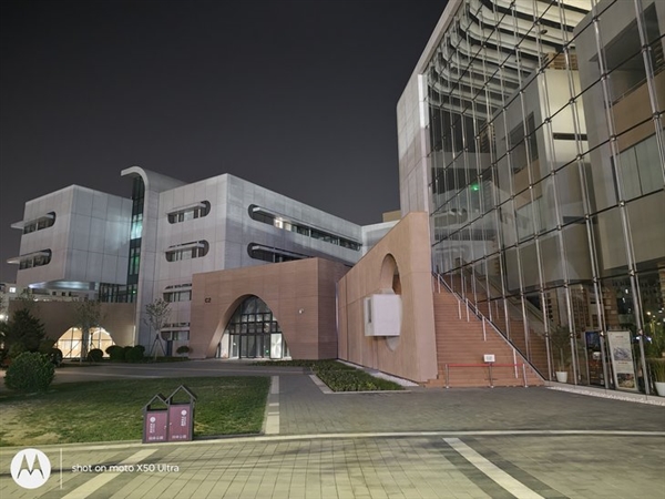 具辨識度的moto旗艦！moto X50 Ultra上手