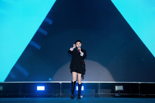 李樂(lè)樂(lè)榮獲新音樂(lè)榜年度最具人氣網(wǎng)絡(luò)女歌手 《遺憾的過(guò)客》展現(xiàn)獨(dú)特魅力