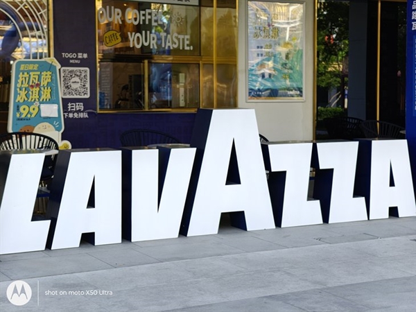 具辨識度的moto旗艦！moto X50 Ultra上手