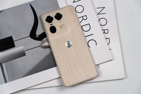 具辨識度的moto旗艦！moto X50 Ultra上手