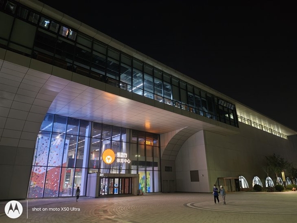 具辨識度的moto旗艦！moto X50 Ultra上手