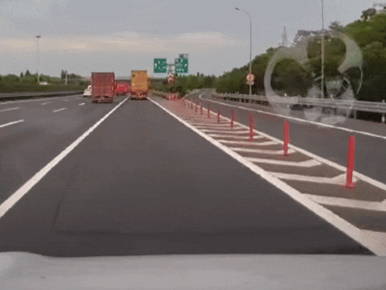 錯(cuò)過(guò)高速口低速變道 女乘客直呼危險(xiǎn) 下一秒被大貨車追尾