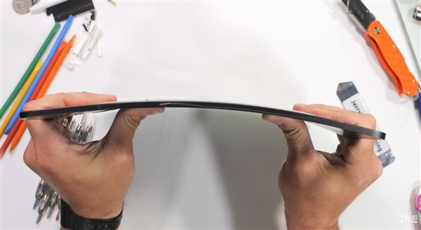 這回不容易掰彎了！蘋果新款iPad Pro暴力測試