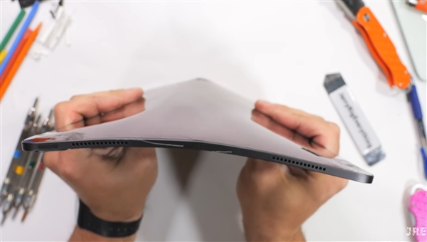 這回不容易掰彎了！蘋果新款iPad Pro暴力測試