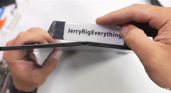 這回不容易掰彎了！蘋果新款iPad Pro暴力測試