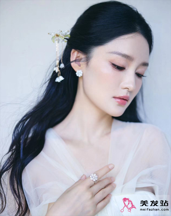 李沁公主頭半扎發(fā) 夏季度假風造型