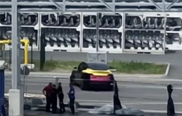 外觀內(nèi)飾有望大幅調(diào)整！新款Model Y實車現(xiàn)身柏林超級工廠 