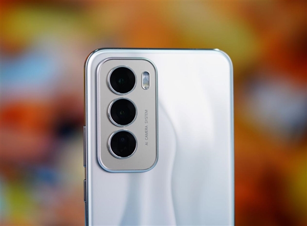 液態(tài)金屬般質(zhì)感！OPPO Reno12圖賞