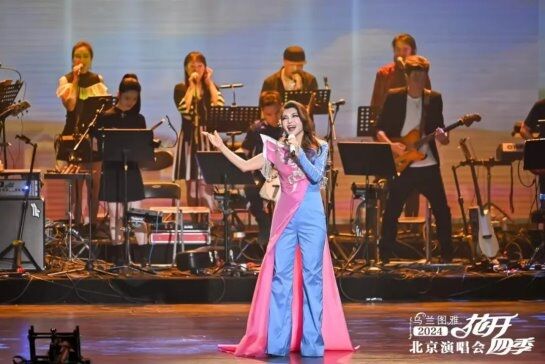 “花開四季”演唱會 烏蘭圖雅攜手烏拉蓋草原為觀眾準(zhǔn)備的禮物太貼心了