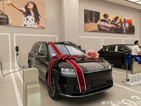 華為Mate之父李小龍喜提問界M9！網(wǎng)友點(diǎn)贊：應(yīng)該讓余董來交車