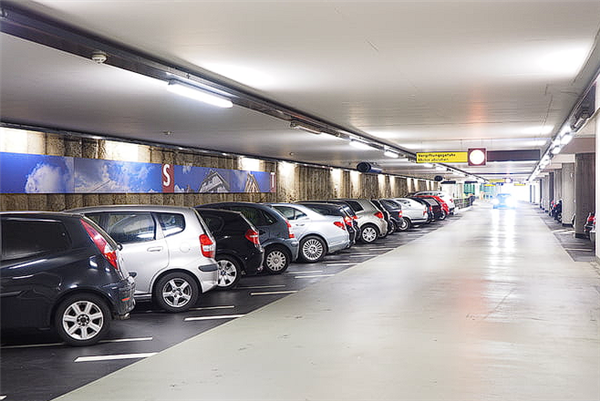 汽車廠商不愿意聽到的消息！美國(guó)人鐘愛老車：平均車齡12.6年