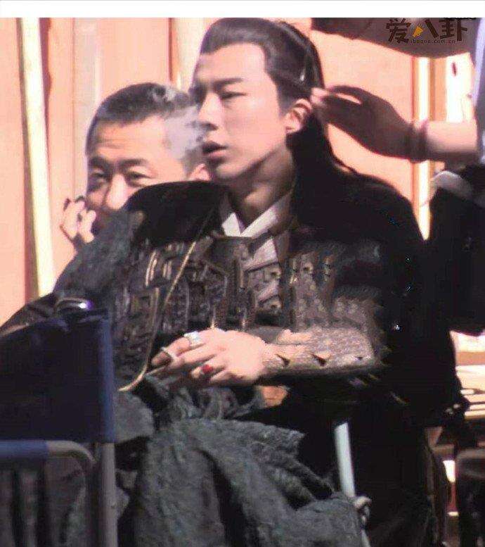 劉宇寧,吸煙 劉宇寧,吸煙