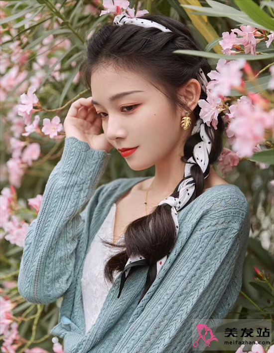 清爽絲巾扎發(fā) 減齡時尚又百搭