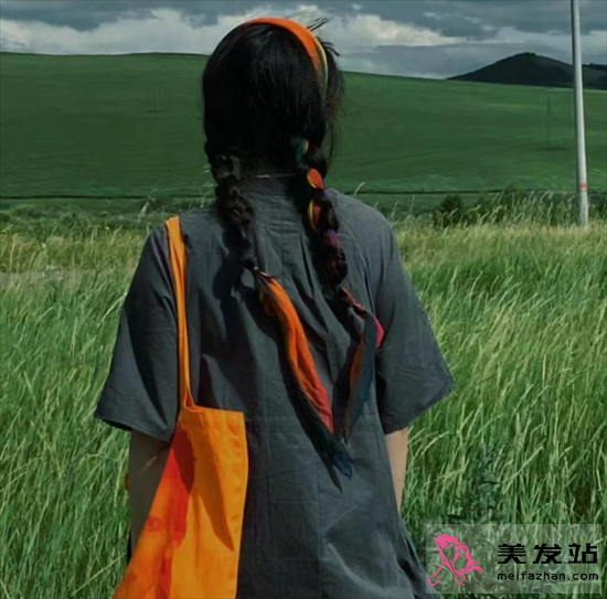 清爽絲巾扎發(fā) 減齡時尚又百搭