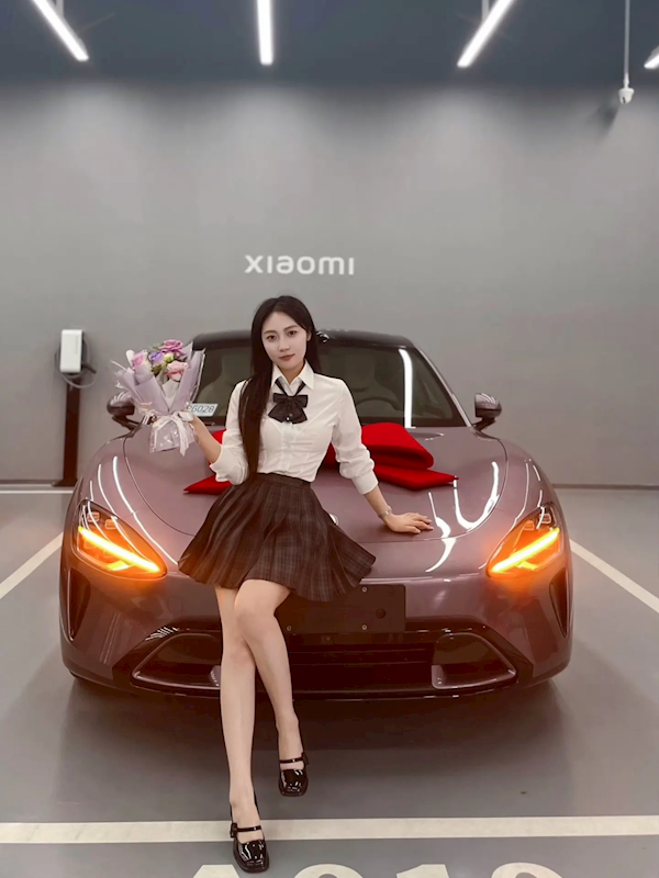 求雷軍先提小米SU7河南女孩終于提車 穿JK合影車美人更美