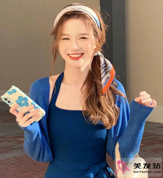 清爽絲巾扎發(fā) 減齡時尚又百搭