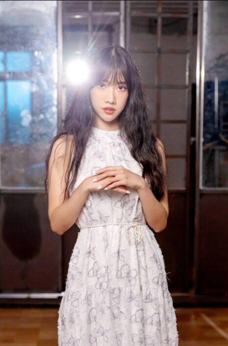 楊若歆發(fā)布最新單曲《迷霧之謎》從啦啦女神到音樂新星的華麗轉(zhuǎn)身