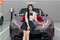 求雷軍先提小米SU7河南女孩終于提車 穿JK合影車美人更美