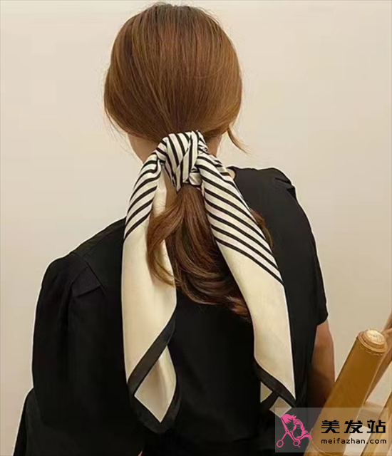 清爽絲巾扎發(fā) 減齡時尚又百搭