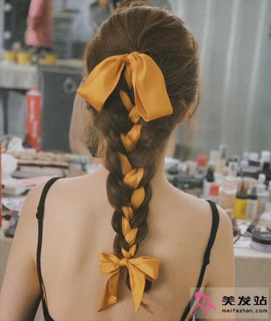 清爽絲巾扎發(fā) 減齡時尚又百搭