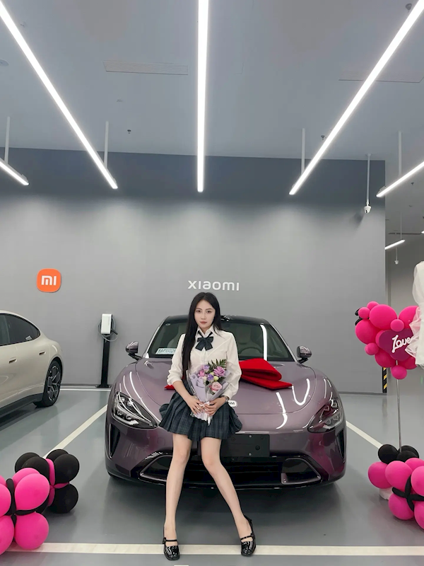求雷軍先提小米SU7河南女孩終于提車 穿JK合影車美人更美