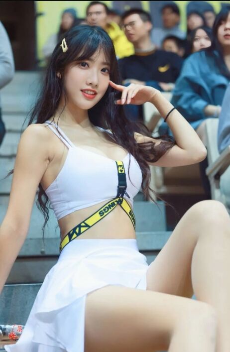 楊若歆發(fā)布最新單曲《迷霧之謎》從啦啦女神到音樂新星的華麗轉(zhuǎn)身