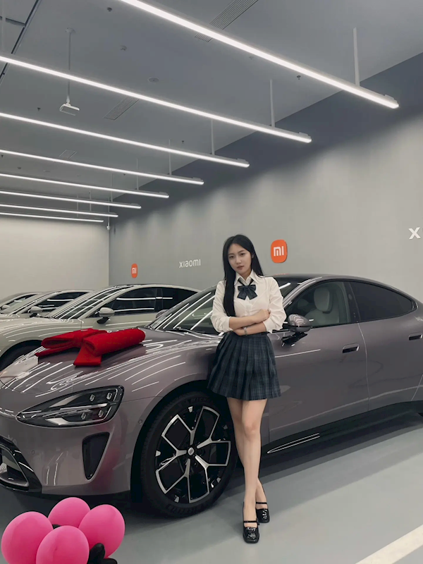 求雷軍先提小米SU7河南女孩終于提車 穿JK合影車美人更美